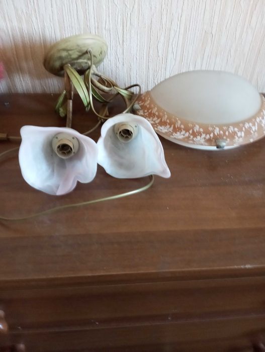 Продам люстры и бра.