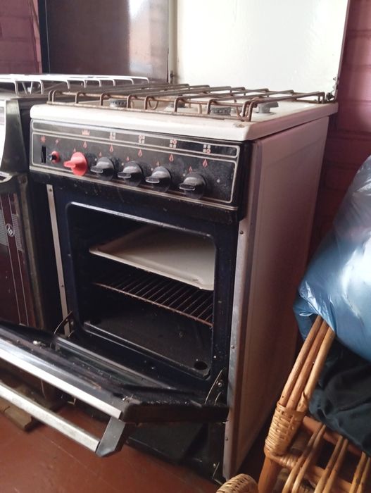 Продам газову плиту білого кольору.