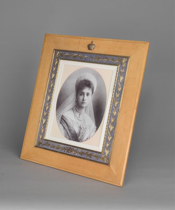 Старинная  рамка 1872 г (Политехническая выставка 200 лет Петру 1)