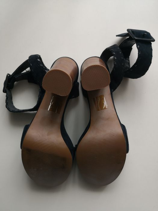 Нові замшеві босоніжки на каблуку