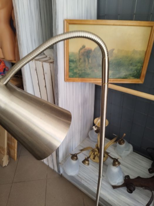 Lampa podłogowa srebrna.