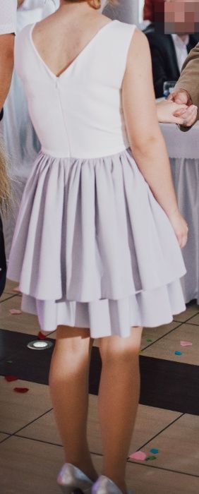 Sukienka rozkloszowana z efektownym dekoltem