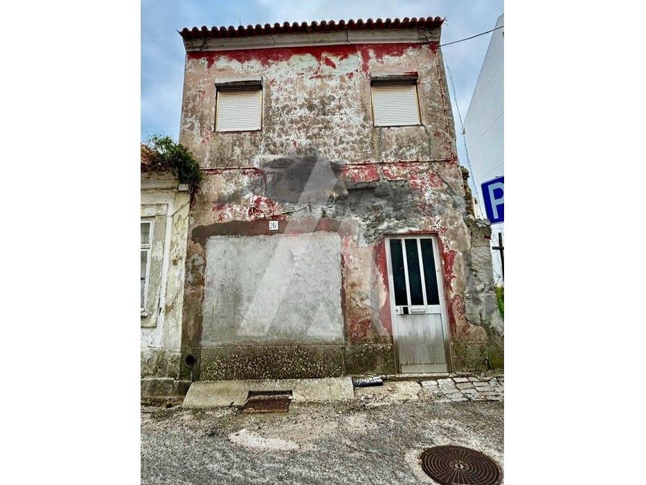 Moradia para Reconstrução em Esgueira!
