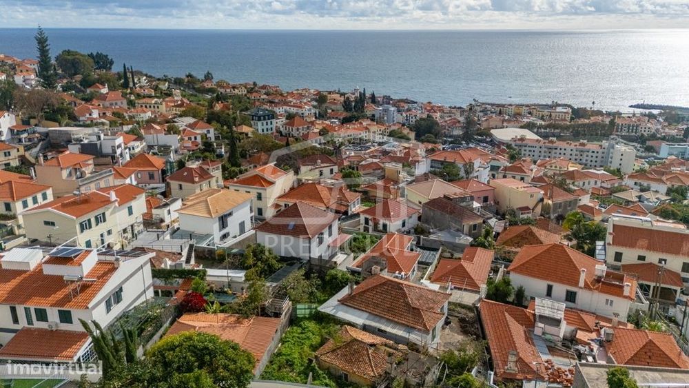 Prédio Urbano Terreo  com Projecto Aprovado - Funchal