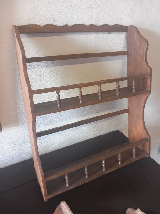 Escaparate de parede, conhecido como estanheira ou estante rústica, um móvel tradicional e vintage para fixar à parede