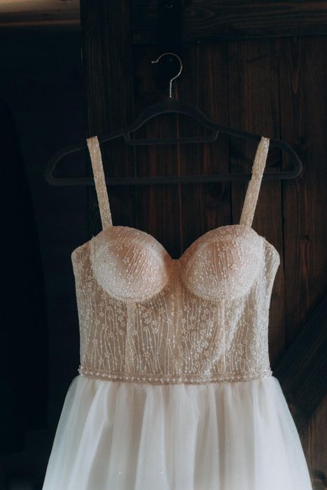 Delikatna suknia ślubna z wiązanym gorsetem