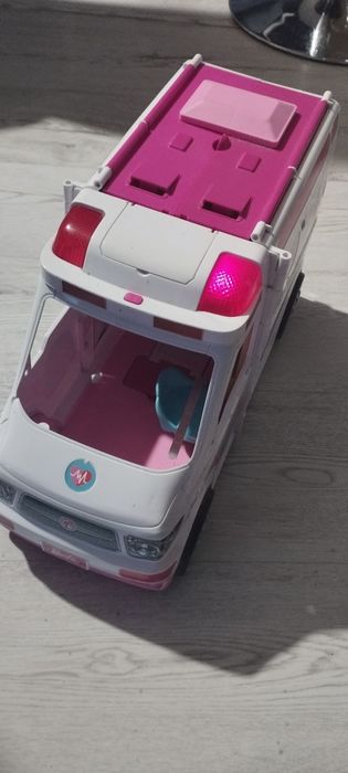 Karetka barbie samochód