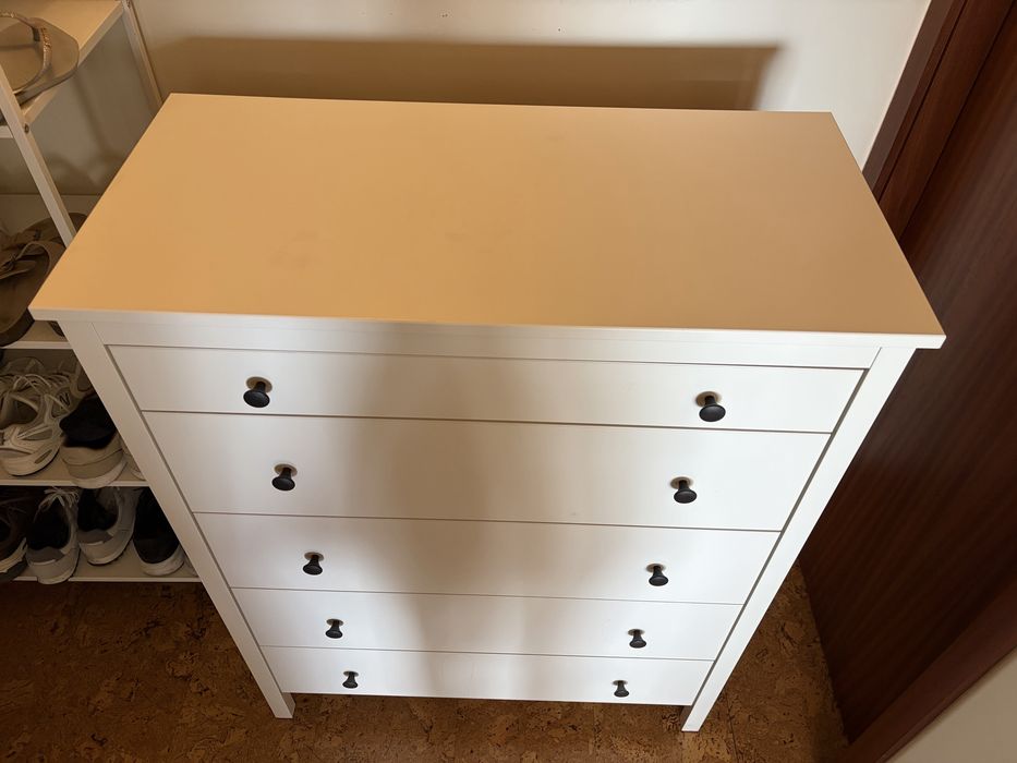 Cómoda Ikea com 5 gavetas