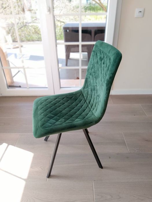 Mesa de jantar extensível com seis cadeiras de veludo