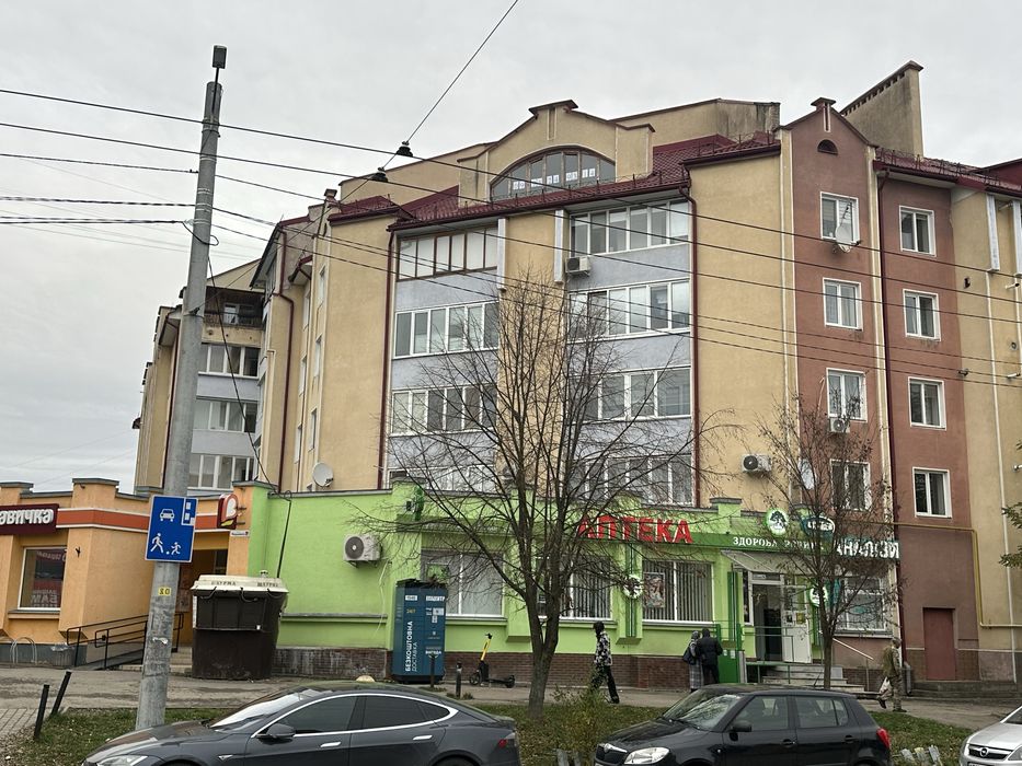 Продається простора квартира площею 173.8 м.кв., вул. Федьковича 7А