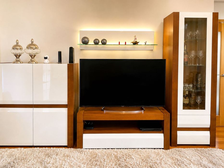 Jogo de Sala Completo Moderno | Madeira Maciça | Excelente Estado | €500 Negociáveis