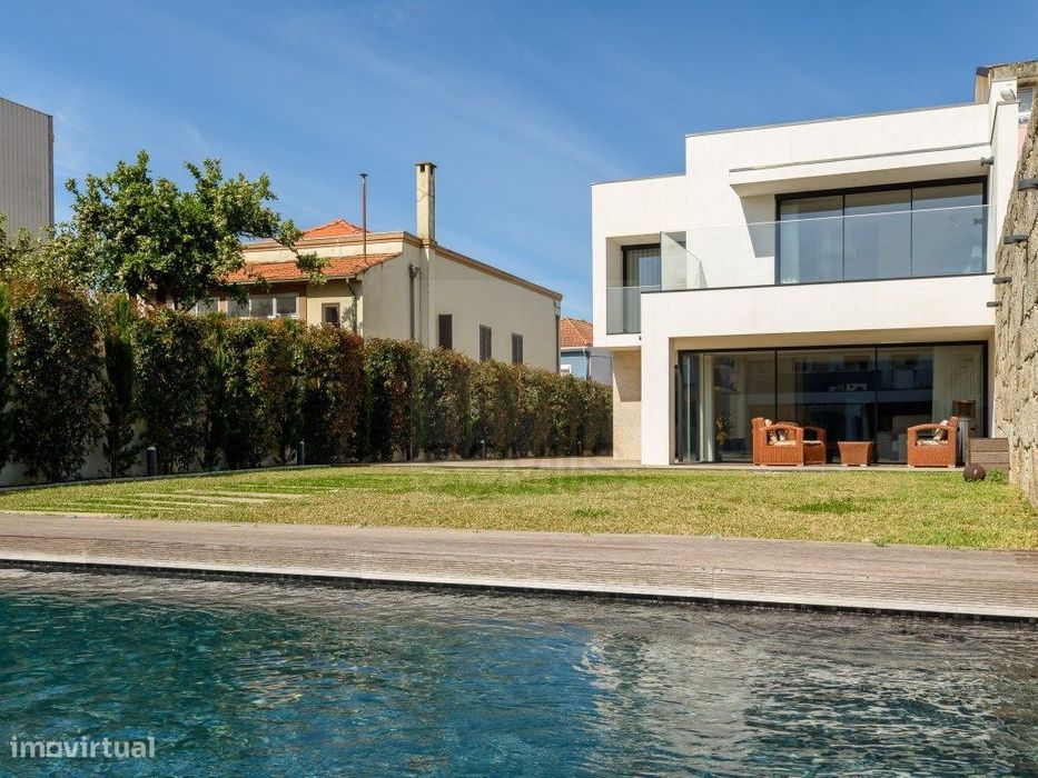 Moradia V5 em Senhora da Hora com jardim e piscina