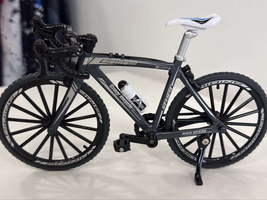 Bicicleta ciclista miniatura 1:12. Lindissima