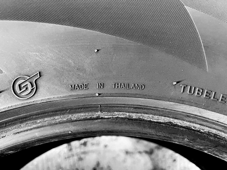 Шини Б/в 255.60.17 пара Maxxis