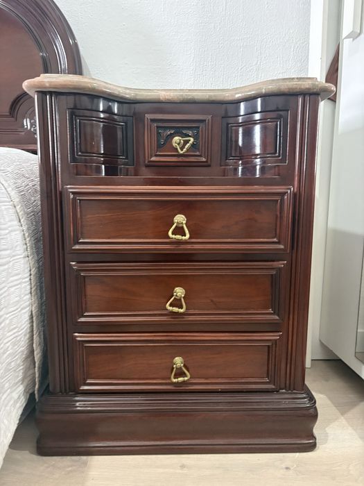 Jogo de quarto em madeira e pedra