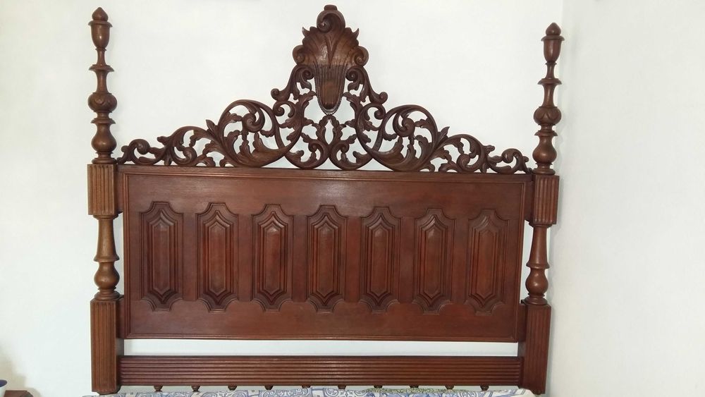 Estrutura de cama com base e cabeceira - Madeira Maciça