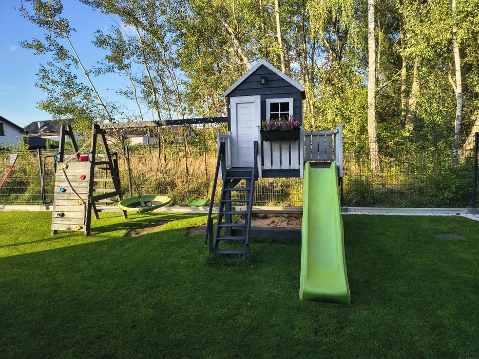 Domek ogrodowy dla dzieci z placem zabaw i oświetleniem LED