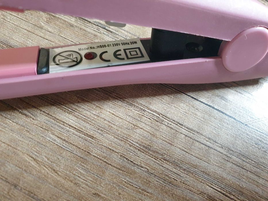 Prancha de cabelo cor de rosa da marca IDItalian Design