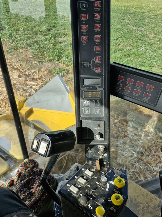 Зернозбиральний комбайн NEW HOLLAND TR 88.