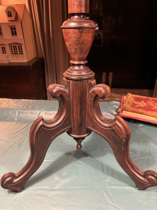 Mesa romantica em pau santo maciço