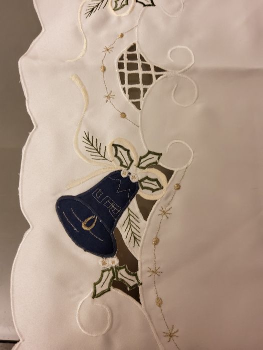 Bieżnik z granatowymi dzwonkami