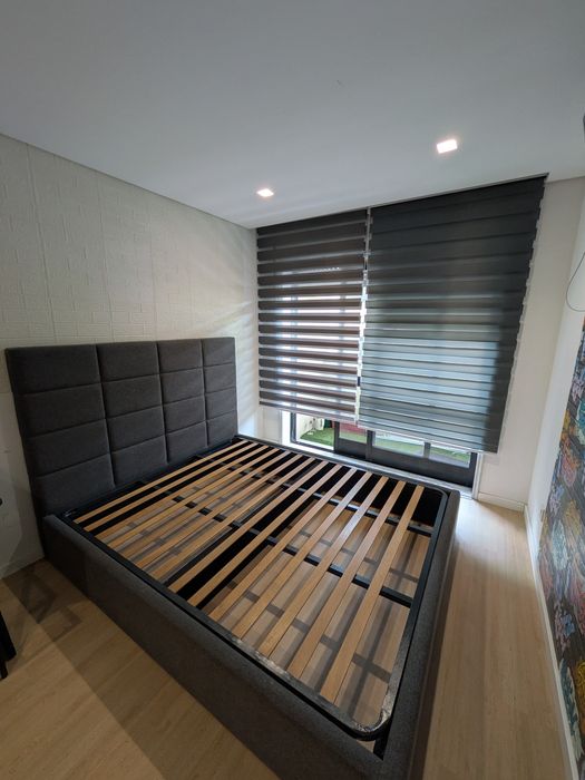 Cama de Casal Estofada Cinza Escuro – Como Nova!