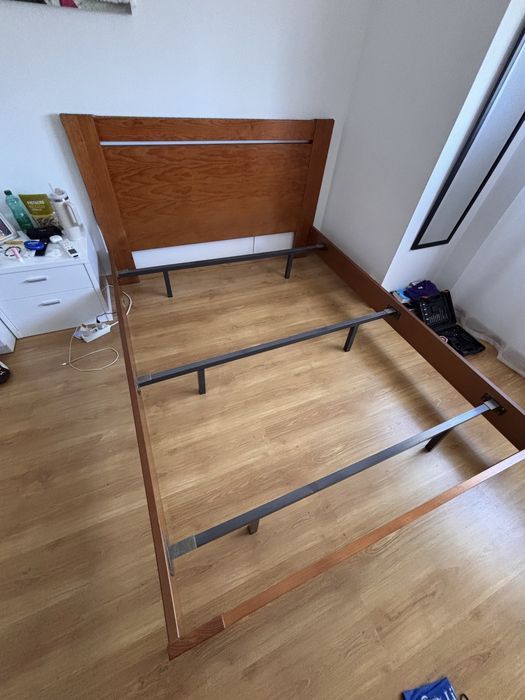 Cama com estrado.