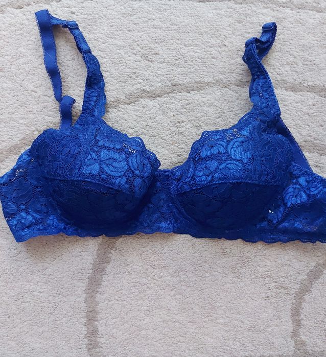 Бюстгалтери нові:  чорний, білий,  синій
