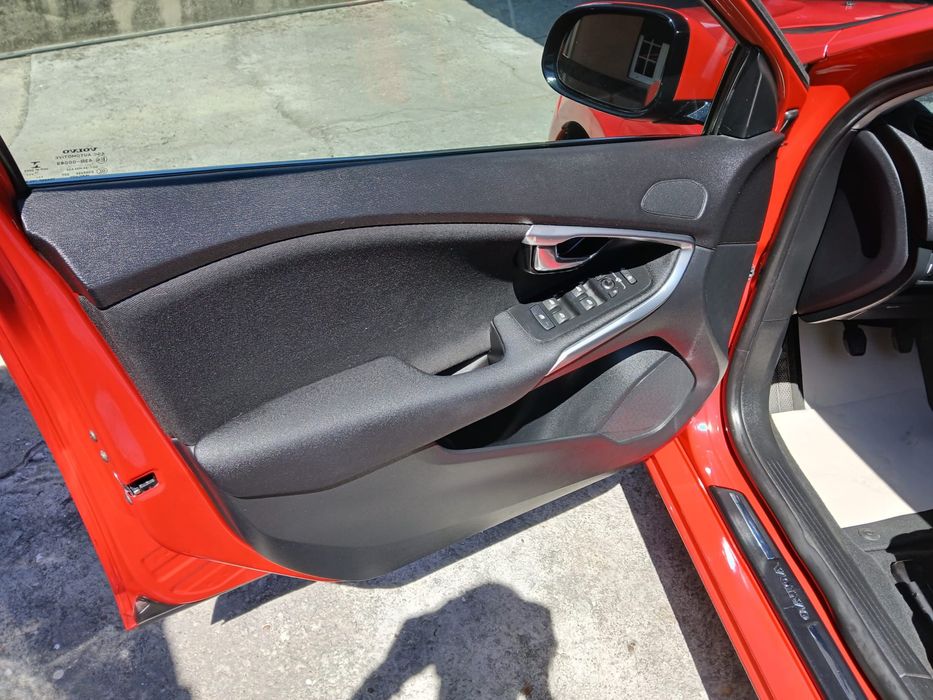 Volvo v40 1.6d R design com gps