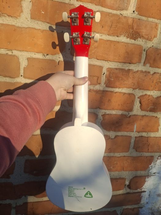 Акулеле дерев'яна гітара