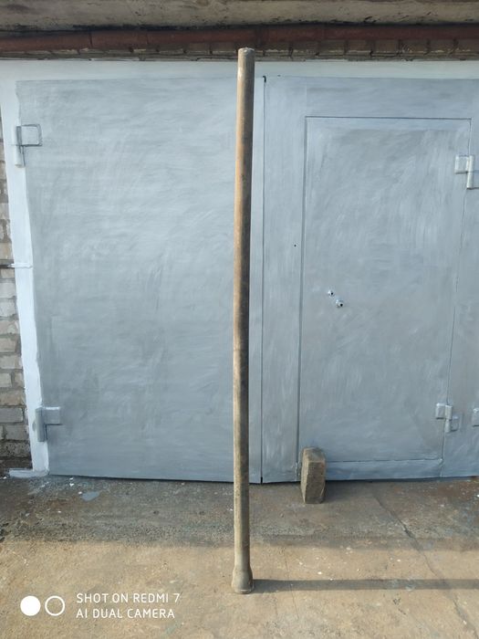 Сливная труба металлическая.