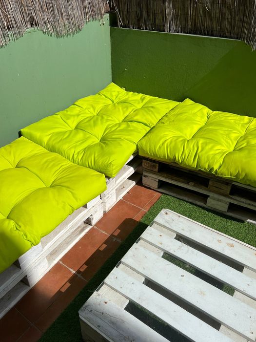 Sofá de Exterior em Paletes com Almofadas e Mesa de Centro com Vidro