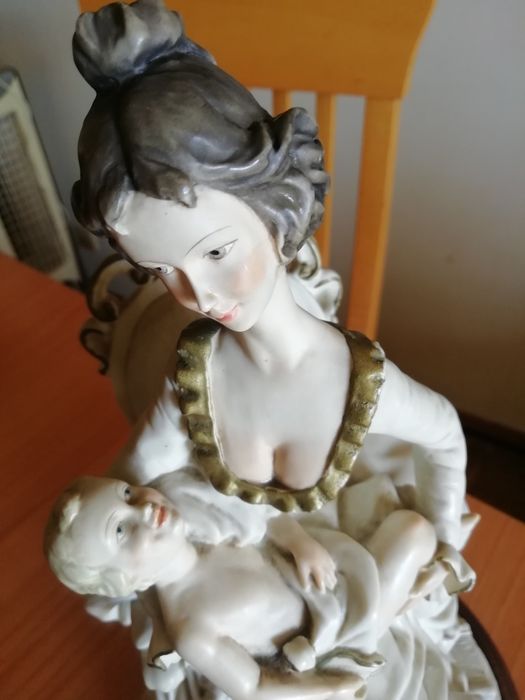 Estatueta em porcelana Mãe Rica