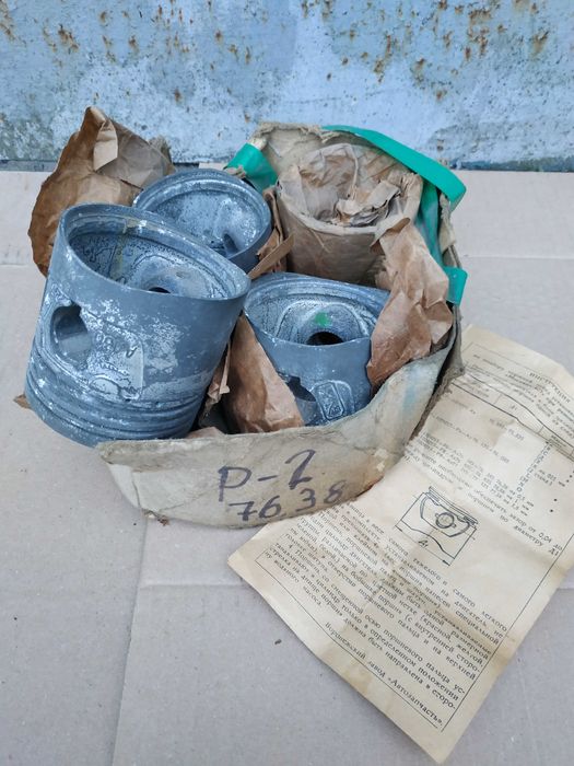 Поршни на Москвич,камера .