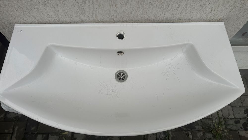 Умивальник з тумбою.