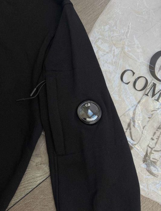 Чорний світшот C.P Company пробивається  як оригінал