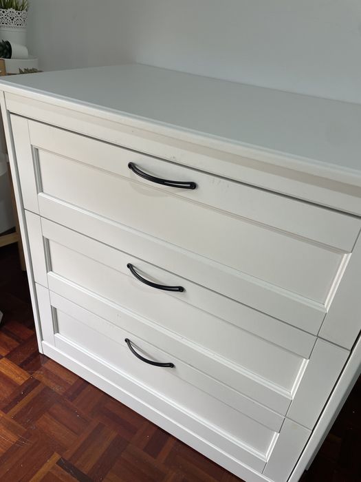 Cama comoda e mesa de cabeceira semi novos