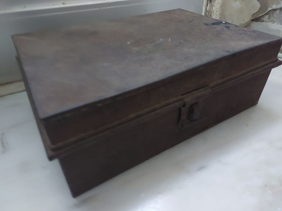 Antiga caixa de ferramenta em metal