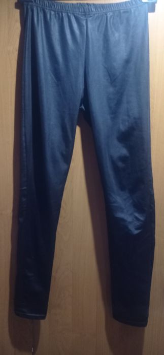 Getry leginsy z ozdobnymi wycięciami na nogach wadą