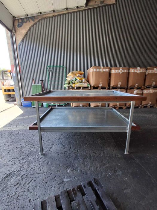 Mesa Galvanizada. Abertura para escoamento de água.