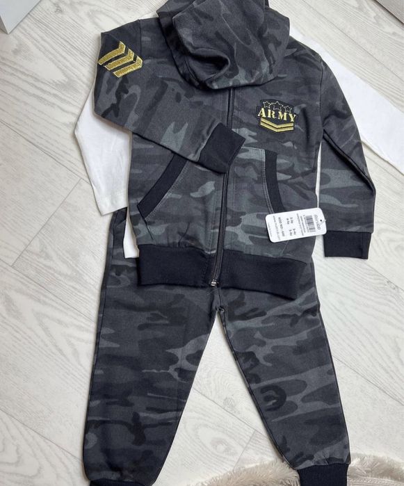 Костюм тройка на мальчика 2-3 годика