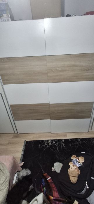 Pojemna szafa z drzwiami przesuwnymi