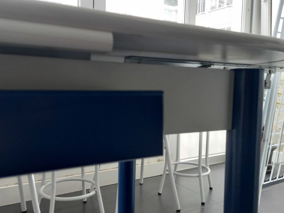 Mesa de cozinha extensível com duas cadeiras e dois bancos