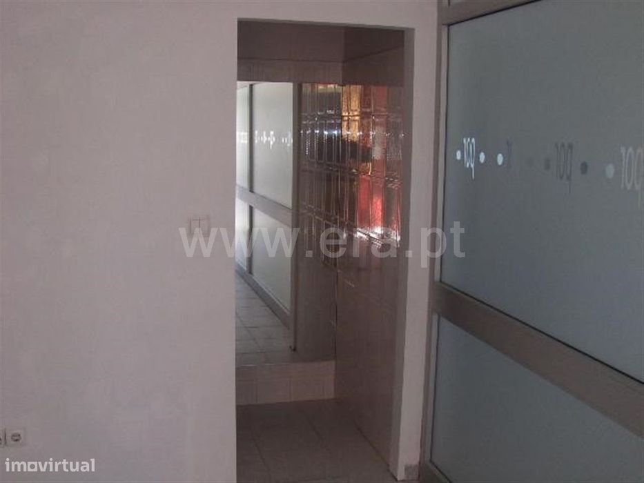 Loja com 50 m2 no centro de Fafe