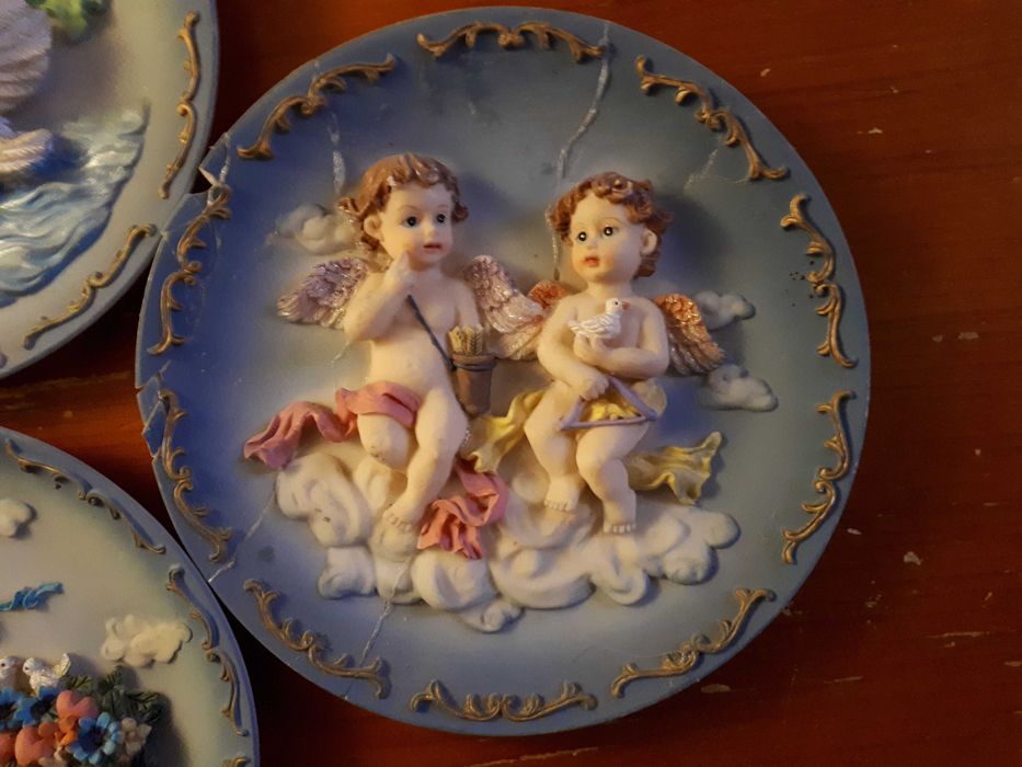 Colecção de 6 quadros redondos em relevo