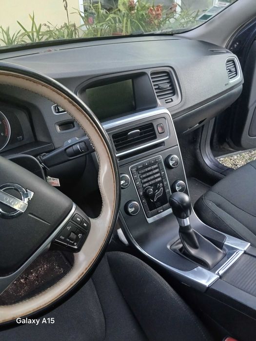 Vendo VOLVO S60, em otimas condições,  estofos e assentos em bom estado, pneus novos.  Carro confortável,  muito seguro com design muito agradável