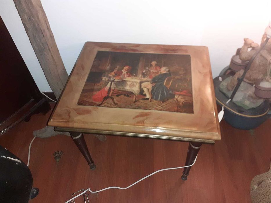mesa com gravura