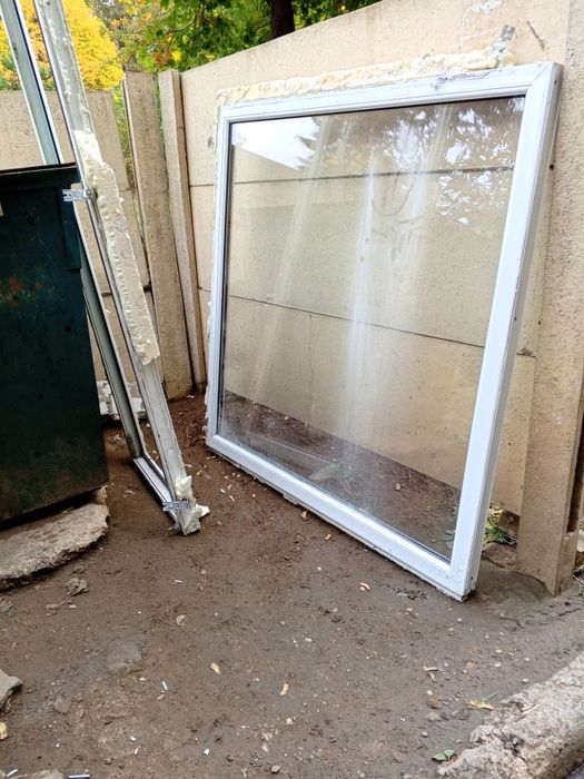 Окна пластиковые , дверь