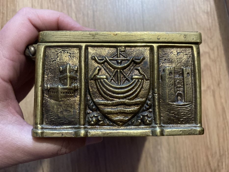 Caixa em latão com relevo de símbolos de Portugal