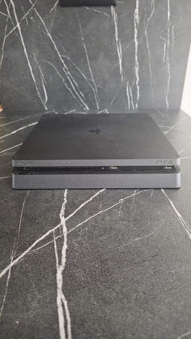 PlayStation 4 Slim 1TB + 2 pady